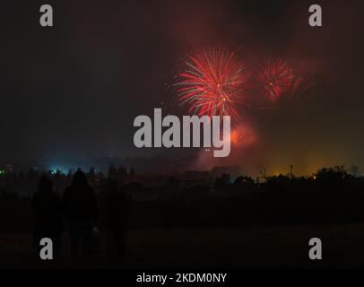 Feuerwerk im Colchester Castle Park, aufgenommen am 5.. November vom Highwoods Country Park. Lagerfeuernacht in Colchester, Essex. Guy Fawkes Night. Stockfoto