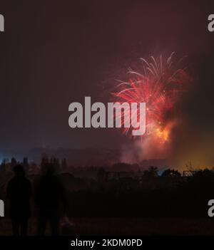 Feuerwerk im Colchester Castle Park, aufgenommen am 5.. November vom Highwoods Country Park. Lagerfeuernacht in Colchester, Essex. Guy Fawkes Night. Stockfoto