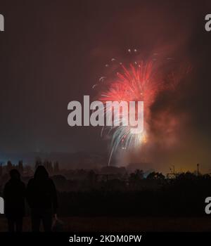 Feuerwerk im Colchester Castle Park, aufgenommen am 5.. November vom Highwoods Country Park. Lagerfeuernacht in Colchester, Essex. Guy Fawkes Night. Stockfoto