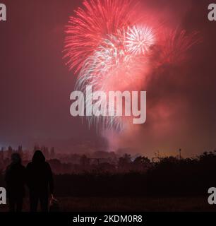 Feuerwerk im Colchester Castle Park, aufgenommen am 5.. November vom Highwoods Country Park. Lagerfeuernacht in Colchester, Essex. Guy Fawkes Night. Stockfoto