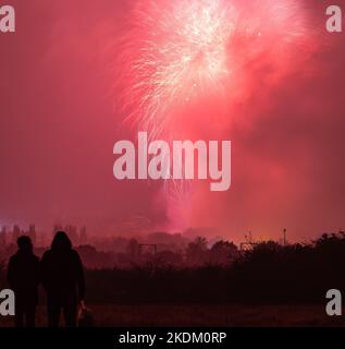 Feuerwerk im Colchester Castle Park, aufgenommen am 5.. November vom Highwoods Country Park. Lagerfeuernacht in Colchester, Essex. Guy Fawkes Night. Stockfoto