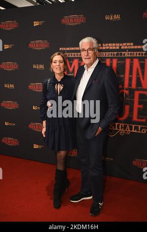 Köln, Deutschland. 06.. November 2022. Schauspieler Sky Du Mont und Patnerin Julia Schütze stoßen bei der Gala-Premiere des Musicals "Moulin Rouge! Das Musical im Kölner Musical Dome Credit: Horst Galuschka/dpa/Horst Galuschka dpa/Alamy Live News Stockfoto