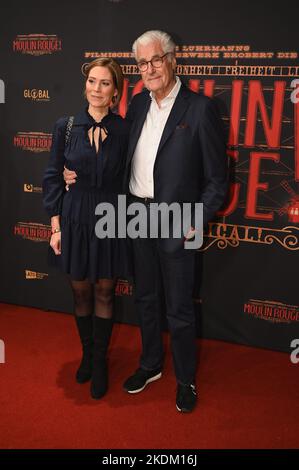 Köln, Deutschland. 06.. November 2022. Schauspieler Sky Du Mont und Patnerin Julia Schütze stoßen bei der Gala-Premiere des Musicals "Moulin Rouge! Das Musical im Kölner Musical Dome Credit: Horst Galuschka/dpa/Horst Galuschka dpa/Alamy Live News Stockfoto