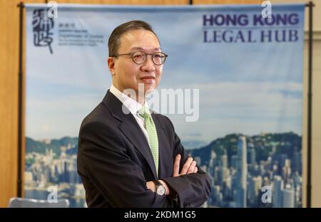 Justizminister Paul Lam Ting-kwok spricht mit den Medien auf dem Justice Place in Central. 27OCT22. SCMP/May Tse Stockfoto