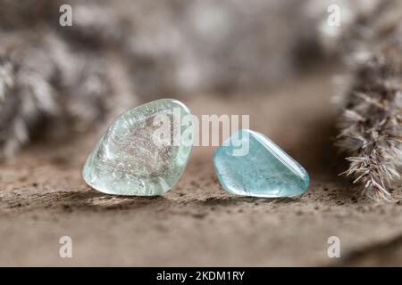 Zwei Proben von Pale Blue Topaz Mineral Stones on Wood. Topaz wird in der Praxis für Schmuck und Heilkristall verwendet und sorgt für inneren Frieden und Ruhe Stockfoto