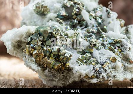 Pyrit mit Quarzkristallen Cluster Uncut Mineralstein Makroaufnahme Stockfoto