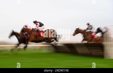 Läufer und Reiter in Aktion in der kostenlosen Testversion von Start Your RacingTV Jetzt bedingte Hürde für das Handicap von Jockeys auf der Kempton Park Racecourse, Sunbury-on-Thames. Bilddatum: Montag, 7. November 2022. Stockfoto