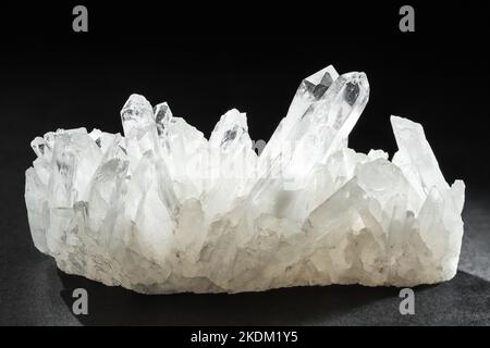 Pure Quartz Crystal Cluster auf schwarzem Hintergrund. Natürlich wachsende Kristalle aus klarem Quarz Stockfoto