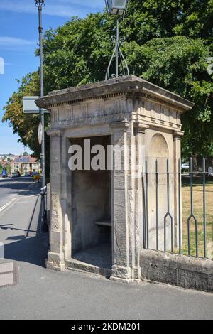 Police Watchmans Hut oder Sentry Box vor dem Holburne Museum and Art Gallery in Bath England, Großbritannien Stockfoto