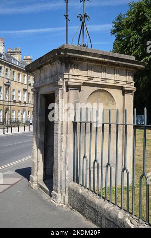 Police Watchmans Hut oder Sentry Box vor dem Holburne Museum and Art Gallery in Bath England, Großbritannien Stockfoto