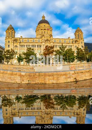 Liverpool City Centre - Three Graces, Gebäude an Liverpools Uferpromenade in der Abenddämmerung, Großbritannien Stockfoto