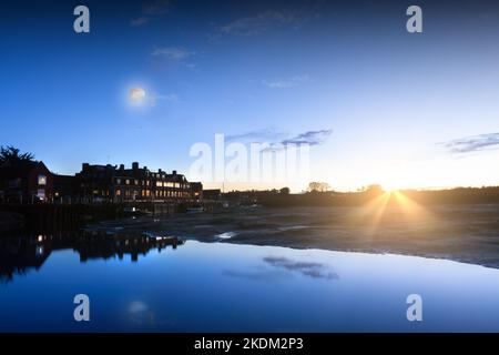 Skyline von Blakeney Quay in Norfolk England blaues Licht in der Dämmerung und stilles Wasser bei Ebbe Stockfoto