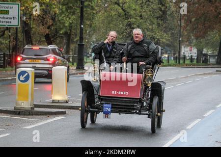 London, Großbritannien. 06.. November 2022. Ein zweisitziger Stevens-Duryea Veteranenwagen 1903 No176 nimmt an der Ausgabe 2022 des Veteranenwagenlaufs Teil. Mehr als 350 Oldtimer nahmen am jährlichen RM Sotheby's London to Brighton Veteran Car Run Teil. Die 60 Meilen lange Reise zur Sussex-Küste begann um 6am Uhr im Hyde Park in London. Kredit: SOPA Images Limited/Alamy Live Nachrichten Stockfoto