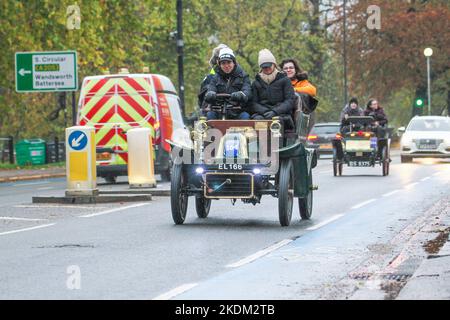 London, Großbritannien. 06.. November 2022. Ein De Dion Bouton Oldtimer aus dem Jahr 1903, der bei Clapham Common gesehen wurde, nimmt an der Ausgabe 2022 des Veteran Car Run Teil. Mehr als 350 Oldtimer nahmen am jährlichen RM Sotheby's London to Brighton Veteran Car Run Teil. Die 60 Meilen lange Reise zur Sussex-Küste begann um 6am Uhr im Hyde Park in London. Kredit: SOPA Images Limited/Alamy Live Nachrichten Stockfoto