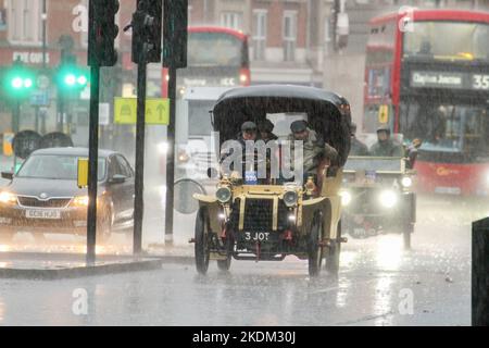 London, Großbritannien. 06.. November 2022. Ein De Dietrich Veteran-Wagen aus dem Jahr 1904, der im Regen durch den Londoner Verkehr gefahren wurde. Mehr als 350 Oldtimer nahmen am jährlichen RM Sotheby's London to Brighton Veteran Car Run Teil. Die 60 Meilen lange Reise zur Sussex-Küste begann um 6am Uhr im Hyde Park in London. Kredit: SOPA Images Limited/Alamy Live Nachrichten Stockfoto