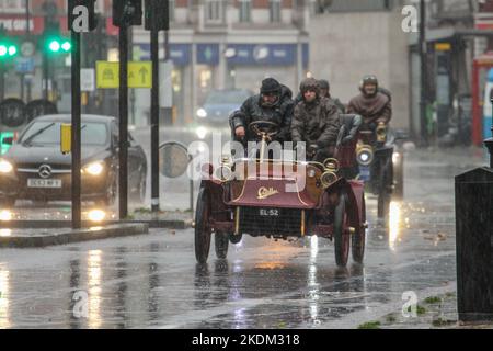 London, Großbritannien. 06.. November 2022. Ein Jahrgang 1904 Cadillac gesehen auf dem Weg nach Brighton. Mehr als 350 Oldtimer nahmen am jährlichen RM Sotheby's London to Brighton Veteran Car Run Teil. Die 60 Meilen lange Reise zur Sussex-Küste begann um 6am Uhr im Hyde Park in London. Kredit: SOPA Images Limited/Alamy Live Nachrichten Stockfoto