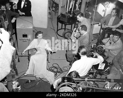 BETTE DAVIS und Regisseur IRVING RAPPER mit Movie Crew am Set offen während der Dreharbeiten von DECEPTION 1946 Regisseur IRVING RAPPER Musik Erich Wolfgang Korngold Produzent Henry Blanke Warner Bros Stockfoto