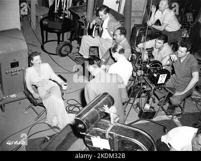 BETTE DAVIS und Regisseur IRVING RAPPER mit Movie Crew am Set offen während der Dreharbeiten von DECEPTION 1946 Regisseur IRVING RAPPER Musik Erich Wolfgang Korngold Produzent Henry Blanke Warner Bros Stockfoto