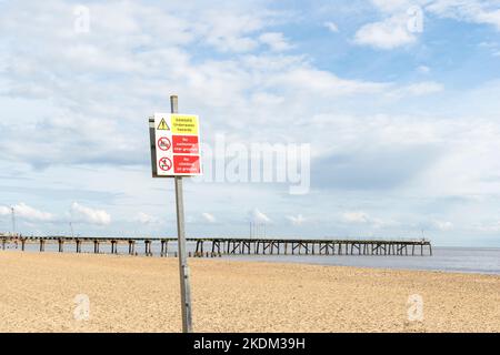 Gefahrenschild am Lowestoft Beach 2022 Stockfoto