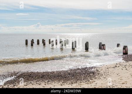 Gefährliche Groyne zum Schwimmen in der Nähe von South Beach Lowestoft suffolk 2022. Stockfoto