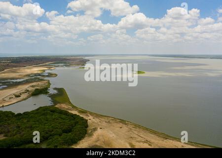 Blick von oben auf den See in der Landschaft. Sri Lanka Stockfoto