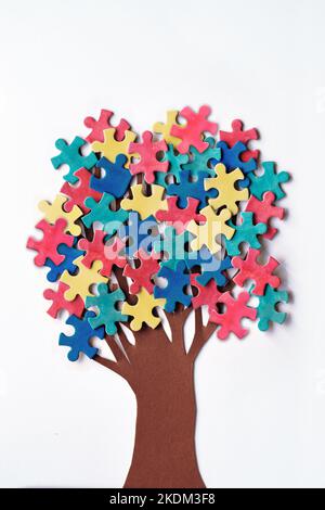 VAbstract Baum mit bunten lebendigen Puzzle-Stücke auf weißem Hintergrund. Autismus-Tag, Welt-Autismus-Tag dekoratives Element für Banner Stockfoto