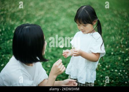 Japanisches Kind mit ihrer Mutter im Stadtpark Stockfoto