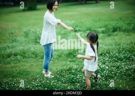 Japanisches Kind mit ihrer Mutter im Stadtpark Stockfoto