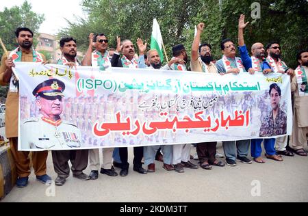 Hyderabad, Pakistan, 07. November 2022. Mitglieder der Istehkam-e-Pakistan Organisation (ISPO) veranstalten am Montag, den 07. November 2022, im Hyderabad-Presseclub eine Kundgebung zugunsten der pakistanischen Streitkräfte. Stockfoto