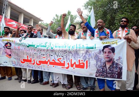 Hyderabad, Pakistan, 07. November 2022. Mitglieder der Istehkam-e-Pakistan Organisation (ISPO) veranstalten am Montag, den 07. November 2022, im Hyderabad-Presseclub eine Kundgebung zugunsten der pakistanischen Streitkräfte. Stockfoto