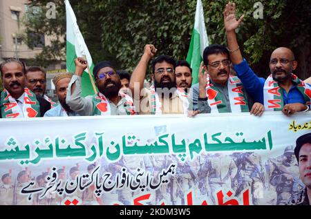 Hyderabad, Pakistan, 07. November 2022. Mitglieder der Istehkam-e-Pakistan Organisation (ISPO) veranstalten am Montag, den 07. November 2022, im Hyderabad-Presseclub eine Kundgebung zugunsten der pakistanischen Streitkräfte. Stockfoto