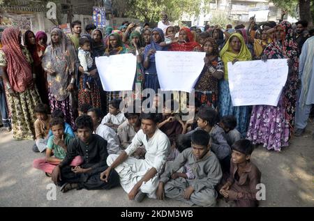 Hyderabad, Pakistan, 07. November 2022. Bewohner der Stadt Latifabad Bismillah veranstalten am Montag, den 07. November 2022, im Hyderabad-Presseclub eine Protestdemonstration gegen die hohe Handlbarkeit der Polizei. Stockfoto