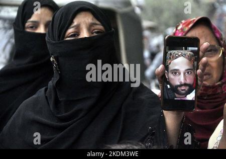 Hyderabad, Pakistan, 07. November 2022. Bewohner von Heerabad veranstalten am Montag, den 07. November 2022, im Hyderabad-Presseclub eine Protestdemonstration gegen die Tötung von Usama Qureshi. Stockfoto