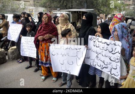 Hyderabad, Pakistan, 07. November 2022. Bewohner von Heerabad veranstalten am Montag, den 07. November 2022, im Hyderabad-Presseclub eine Protestdemonstration gegen die Tötung von Usama Qureshi. Stockfoto