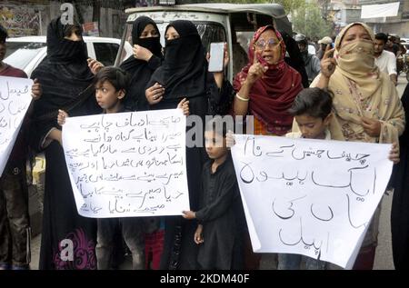 Hyderabad, Pakistan, 07. November 2022. Bewohner von Heerabad veranstalten am Montag, den 07. November 2022, im Hyderabad-Presseclub eine Protestdemonstration gegen die Tötung von Usama Qureshi. Stockfoto