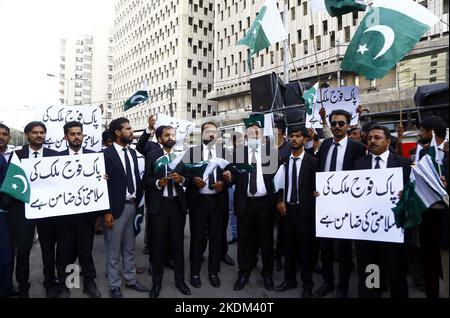 Hyderabad, Pakistan, 07. November 2022. Am Montag, den 07. November 2022, veranstalten Anwälte im Presseclub Karachi eine Demonstration zugunsten der pakistanischen Streitkräfte und der Pak-Armee. Stockfoto