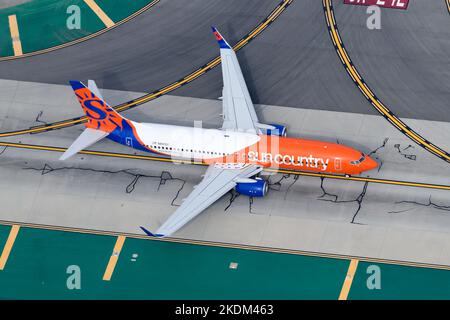 Sun Country Airlines Boeing 737-Flugzeuge Rollen am Flughafen. Airline SunCountry mit 737-800 Flugzeugen. Flugzeug registriert als N841SY. Stockfoto