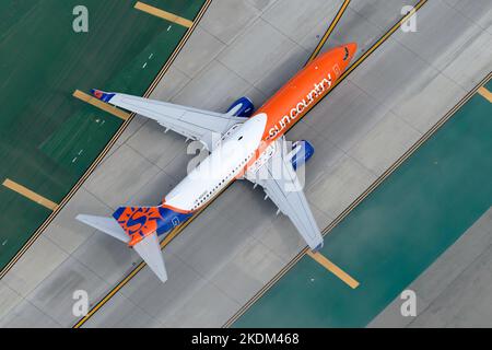 Sun Country Airlines Boeing 737-Flugzeuge Rollen am Flughafen. Airline SunCountry mit 737-800 Flugzeugen. Flugzeug registriert als N841SY. Stockfoto