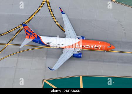 Sun Country Airlines Boeing 737-Flugzeug rollt am Flughafen. Airline SunCountry mit 737-800 Flugzeugen. Flugzeuge registriert als N841SY. Stockfoto