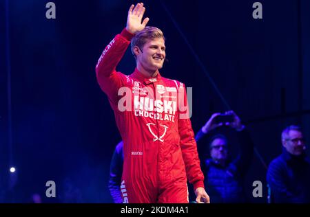 Anfang dieses Jahres schrieb sich Rennfahrer Marcus Ericsson in die Geschichtsbücher ein, als er als zweiter Schwede überhaupt eines der renommiertesten Rennveranstaltungen der Welt, die Indy 500, gewann. Marcus wurde am Sonntag in seiner alten Heimatstadt geehrt und brachte die legendäre Borg-Warner Trophy mit, um sie für seine Heimatstadt zu zeigen. Stockfoto