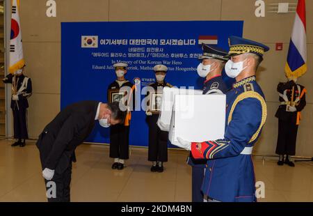 Südkoreanische Ehrenwachen tragen Porträts und Schachteln mit der Asche der holländischen koreanischen Kriegsveteranen Mathias Hubertus Hoogenboom und Eduard Julius Engberink während einer Ankunftszeremonie auf dem Flughafen Incheon. Mathias Hubertus Hoogenboom und Eduard Julius Engberink haben ihren Wunsch geäußert, vor ihrem Tod in koreanischem Boden begraben zu werden. Er wird auf dem UN-Gedenkfriedhof in Busan beigesetzt. Die Niederlande und 15 weitere Länder kämpften während des Konflikts gegen einmarschierende nordkoreanische Truppen unter der UN-Flagge für Südkorea. Stockfoto