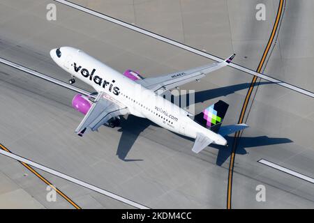 Volaris Airbus A320neo-Flugzeug beim Start. Fluggesellschaft Volares El Salvador mit A320 Flugzeugen, die vom Flughafen abfliegen. Flugzeug N546VL von Volares. Stockfoto