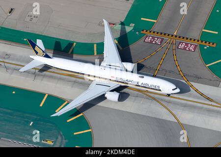 Singapore Airlines Boeing 777-Flugzeuge Rollen auf dem Flughafenrollweg. Flugzeug B777 von Singapore Airlines registriert als 9V-SWV. Flugzeug 777-300ER. Stockfoto