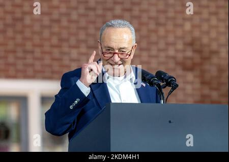 Yonkers, Usa. 06.. November 2022. Senator Chuck Schumer, Mehrheitsführer des US-Senats, spricht während einer Wahlkampfveranstaltung, bei der die Gouverneurin Kathy Hochul für eine volle Amtszeit am Sarah Lawrence College in Yonkers, New York, gewählt wird. (Foto von Ron Adar/SOPA Images/Sipa USA) Quelle: SIPA USA/Alamy Live News Stockfoto