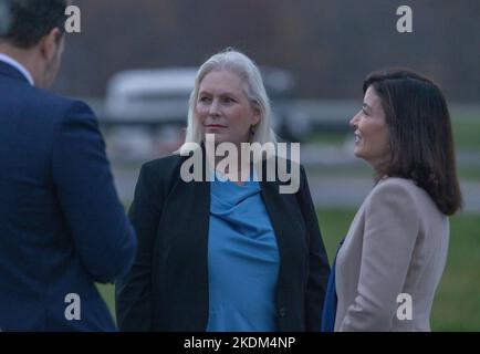 HARRISON, N.Y. – 6. November 2022: Senatorin Kirsten Gillibrand und Gouverneur Kathy Hochul wartet auf eine Ankunft der Air Force One am Westchester County Airport. Stockfoto