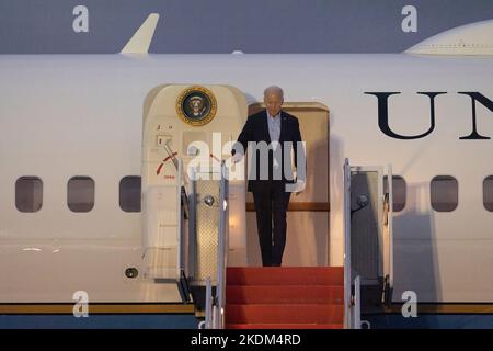 HARRISON, N.Y. – 6. November 2022: Präsident Joe Biden kommt mit Air Force One am Flughafen von Westchester County an. Stockfoto