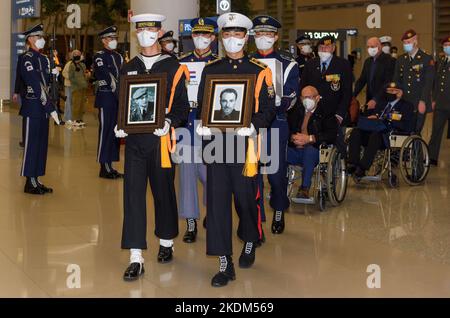 Südkoreanische Ehrenwachen tragen Porträts und Schachteln mit der Asche der holländischen koreanischen Kriegsveteranen Mathias Hubertus Hoogenboom und Eduard Julius Engberink während einer Ankunftszeremonie auf dem Flughafen Incheon. Mathias Hubertus Hoogenboom und Eduard Julius Engberink haben ihren Wunsch geäußert, vor ihrem Tod in koreanischem Boden begraben zu werden. Er wird auf dem UN-Gedenkfriedhof in Busan beigesetzt. Die Niederlande und 15 weitere Länder kämpften während des Konflikts gegen einmarschierende nordkoreanische Truppen unter der UN-Flagge für Südkorea. (Foto von Kim Jae-Hwan/SOPA Images/Sipa USA) Stockfoto