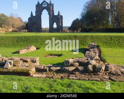 Die Ruinen des östlichen Ende ein 14. Jahrhundert Augustiner Kloster von Bruce Familie, später Könige von Schottland gegründet. Stockfoto