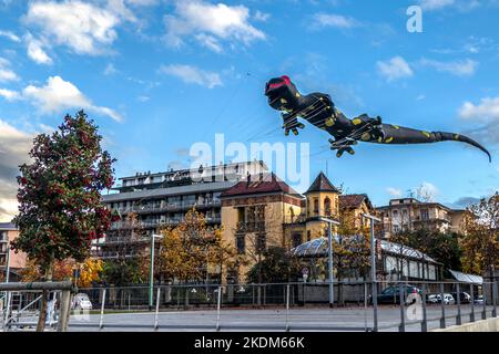 drachenförmiger Drachen an einem Herbsttag in Luino Stockfoto