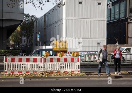 Passanten überqueren die Tunis-Straße im Stadtzentrum, obwohl dieser Abschnitt wegen Bauarbeiten geschlossen ist, Köln, Deutschland. Passanten ueberqueren di Stockfoto